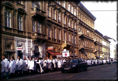nyolc piroslámpa, egy tüntetés
